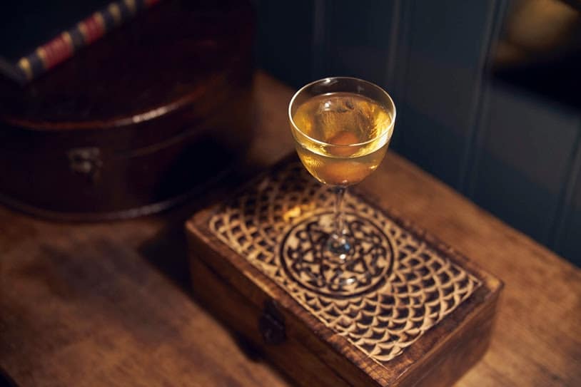 Plum Manhattan cocktail met whisky
