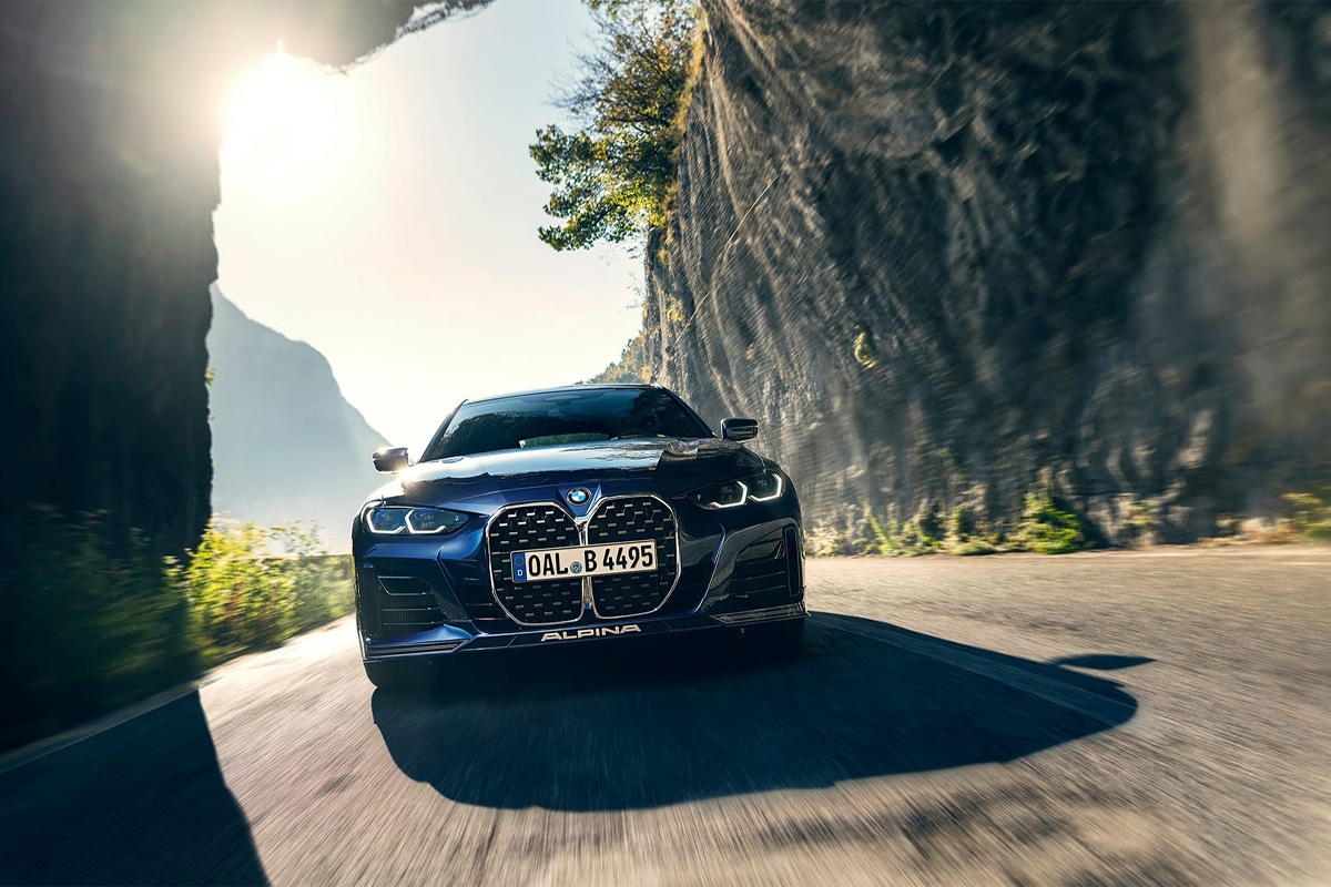 De nieuwe BMW Alpina B4 Gran Coupé is goed voor 495 pk en accelereert naar 100 km/u in slechts 3,7 seconden. Zou jij deze nieuwe BMW kopen? BMW Alpina heeft zijn gloednieuwe B4 Gran Coupé geïntroduceerd. Het nieuwe Alpina-model, gebaseerd op de 4-serie Gran Coupé, heeft een 3,0-liter twin-turbo inline-zes-motor die een indrukwekkend vermogen van 495 pk kan leveren. Al dat vermogen wordt geleverd via een achttraps automatische transmissie, die een tijd van 0-100 km/u biedt in slechts 3,7 seconden en een topsnelheid van 300 km/u. De vermogensverbetering is te danken aan de eigen turboladers van de Duitse autofabrikant, een nieuw ontworpen inlaatkanaal, een uitgebreide intercooler en een roestvrijstalen quad-uitlaatsysteem. Bij de robuuste aandrijflijn horen nieuwe stabilisatorstangen vooraan, adaptieve dempers en veren die speciaal zijn afgestemd op de B4 Gran Coupé, en een aangepast camber vooraan voor een betere handling. Esthetisch gezien heeft de auto ook veel styling-upgrades van Alpina overgenomen, waaronder unieke voor- en achterspoilers en een achterdiffusor. Je zult ook zien dat de auto is uitgerust met 20-inch, 20-spaaks gesmede velgen van het bedrijf, terwijl het interieur andere luxueuze veranderingen heeft ondergaan, zoals een handgemaakt stuur, Lavalina lederen bekleding, geanodiseerde matzwarte schakelpaddles en Alpina insignes. Helaas is er nog geen prijsinformatie voor de nieuwe BMW Alpina B4 Gran Coupé, dus geïnteresseerden moeten ons in de gaten houden voor meer updates.