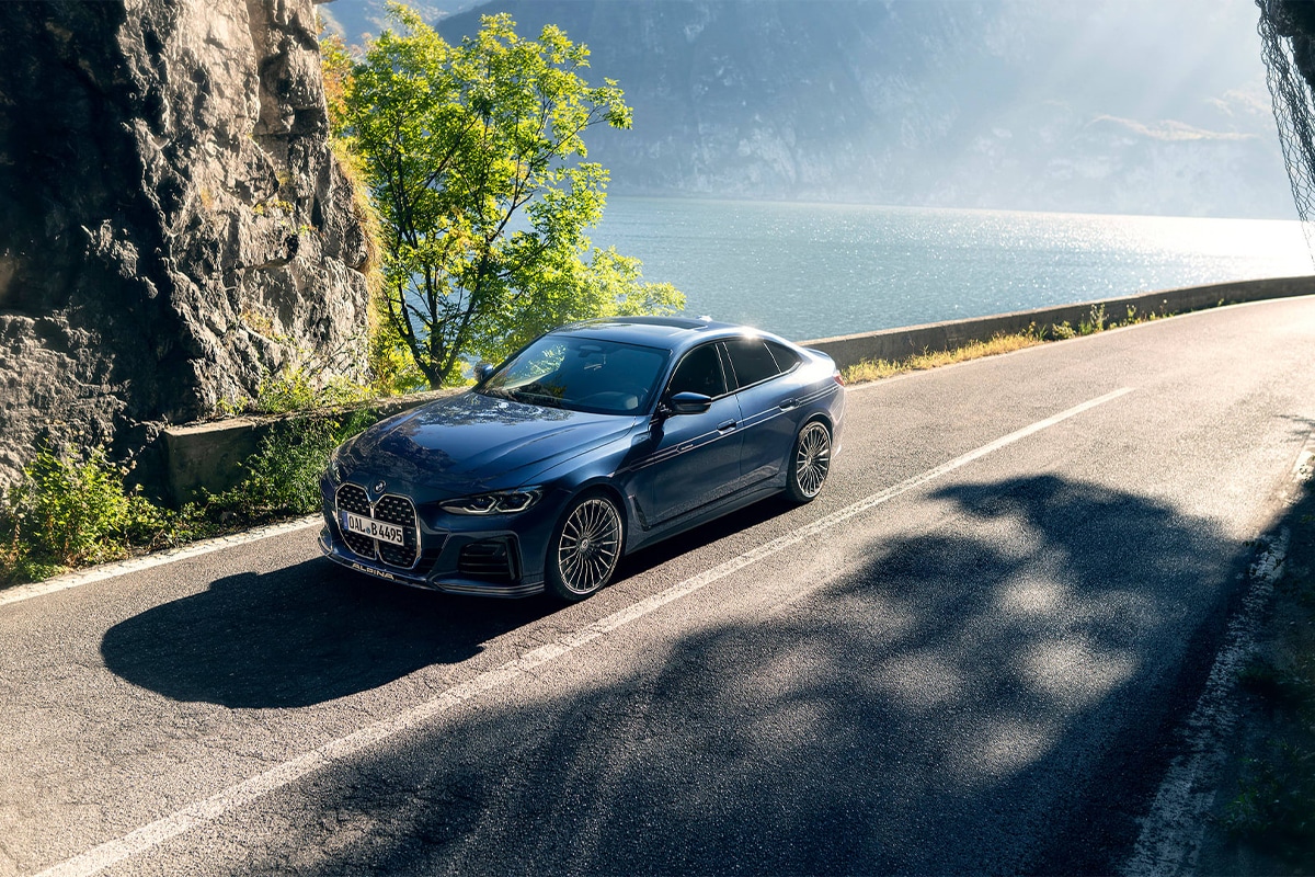 De nieuwe BMW Alpina B4 Gran Coupé is goed voor 495 pk en accelereert naar 100 km/u in slechts 3,7 seconden. Zou jij deze nieuwe BMW kopen?  BMW Alpina heeft zijn gloednieuwe B4 Gran Coupé geïntroduceerd. Het nieuwe Alpina-model, gebaseerd op de 4-serie Gran Coupé, heeft een 3,0-liter twin-turbo inline-zes-motor die een indrukwekkend vermogen van 495 pk kan leveren. Al dat vermogen wordt geleverd via een achttraps automatische transmissie, die een tijd van 0-100 km/u biedt in slechts 3,7 seconden en een topsnelheid van 300 km/u.  De vermogensverbetering is te danken aan de eigen turboladers van de Duitse autofabrikant, een nieuw ontworpen inlaatkanaal, een uitgebreide intercooler en een roestvrijstalen quad-uitlaatsysteem. Bij de robuuste aandrijflijn horen nieuwe stabilisatorstangen vooraan, adaptieve dempers en veren die speciaal zijn afgestemd op de B4 Gran Coupé, en een aangepast camber vooraan voor een betere handling.  Esthetisch gezien heeft de auto ook veel styling-upgrades van Alpina overgenomen, waaronder unieke voor- en achterspoilers en een achterdiffusor. Je zult ook zien dat de auto is uitgerust met 20-inch, 20-spaaks gesmede velgen van het bedrijf, terwijl het interieur andere luxueuze veranderingen heeft ondergaan, zoals een handgemaakt stuur, Lavalina lederen bekleding, geanodiseerde matzwarte schakelpaddles en Alpina insignes.  Helaas is er nog geen prijsinformatie voor de nieuwe BMW Alpina B4 Gran Coupé, dus geïnteresseerden moeten ons in de gaten houden voor meer updates.
