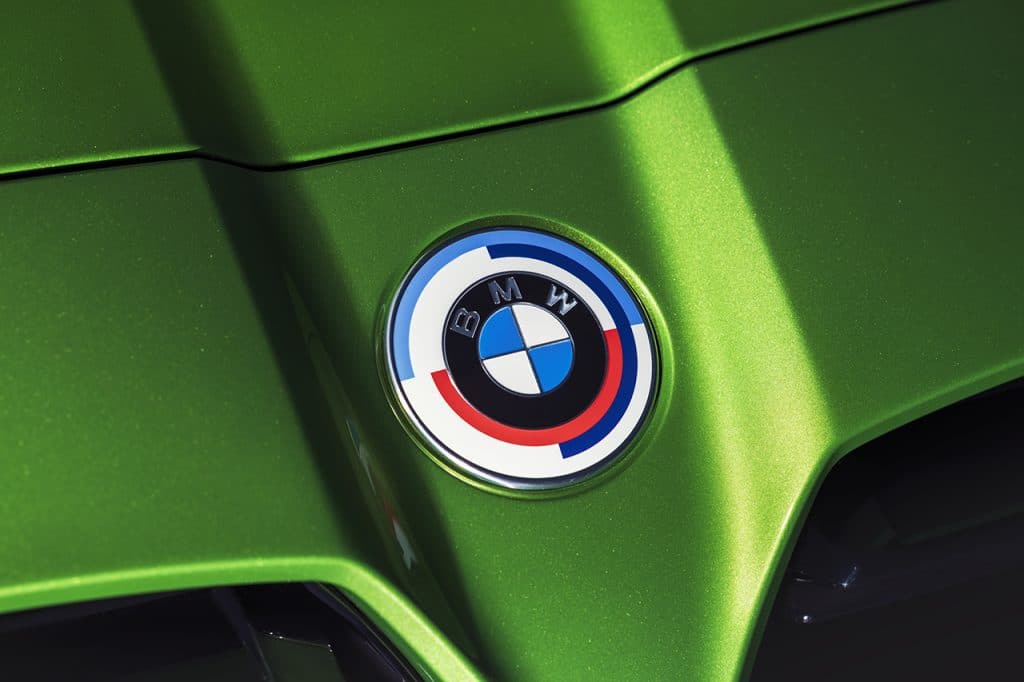 BMW viert M's 50e verjaardag met autosport geïnspireerde emblemen