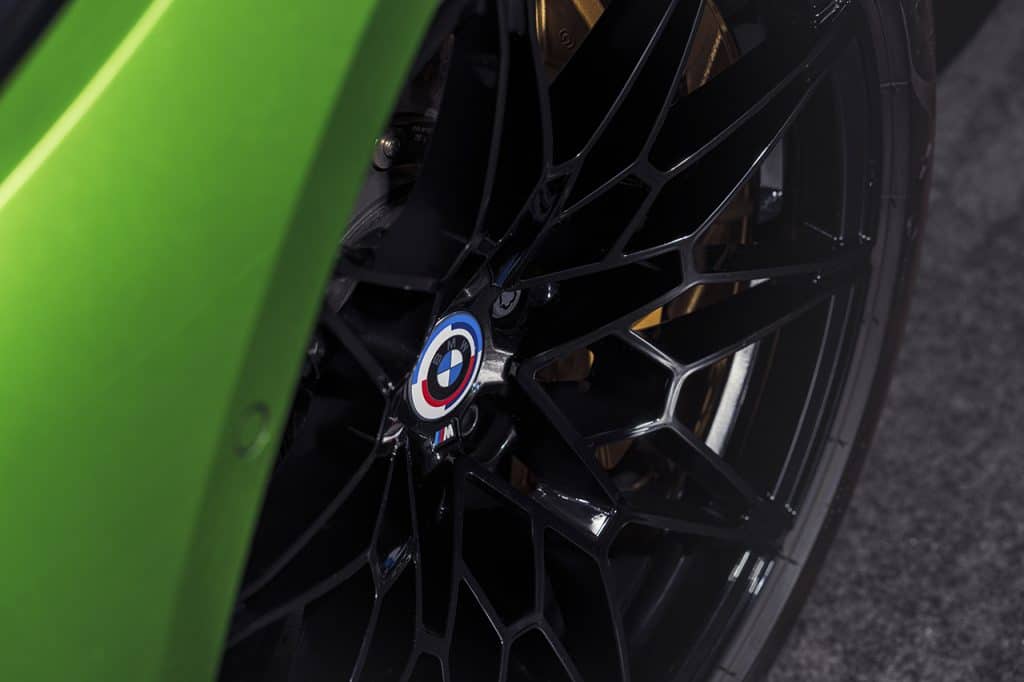 BMW viert M's 50e verjaardag met autosport geïnspireerde emblemen