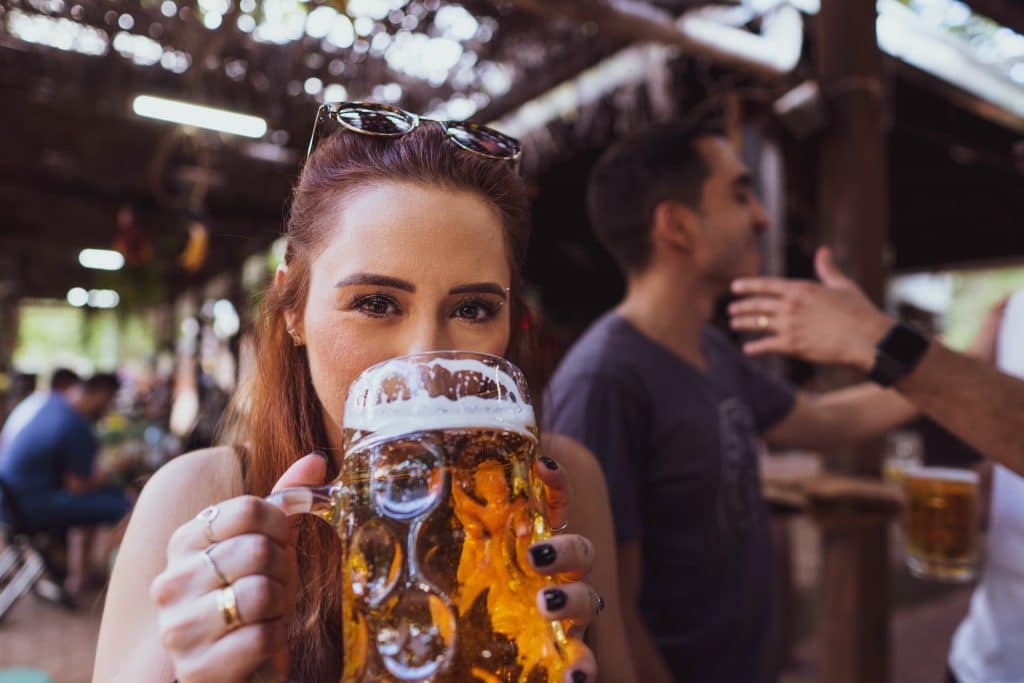 4 veilige vragen om meer over het seksleven van je date te ontdekken - vrouwen die bier drinken hebben snelle seks op een eerste date