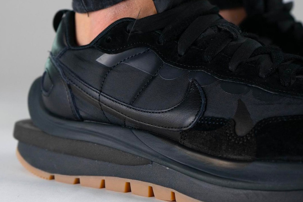 sacai x Nike Vaporwaffle "Black/Gum" sneakers aan de voet | Mannenstyle