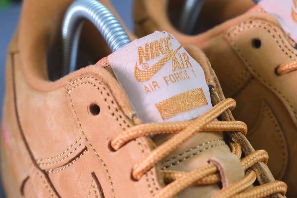 Supreme x Nike Air Force 1 Low "Wheat" sneaker oop komst | Mannenstyle