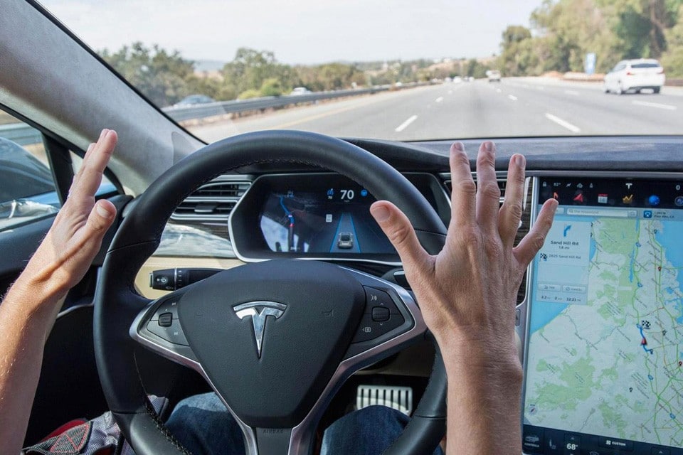 Tesla voorspelt auto-ongeluk video