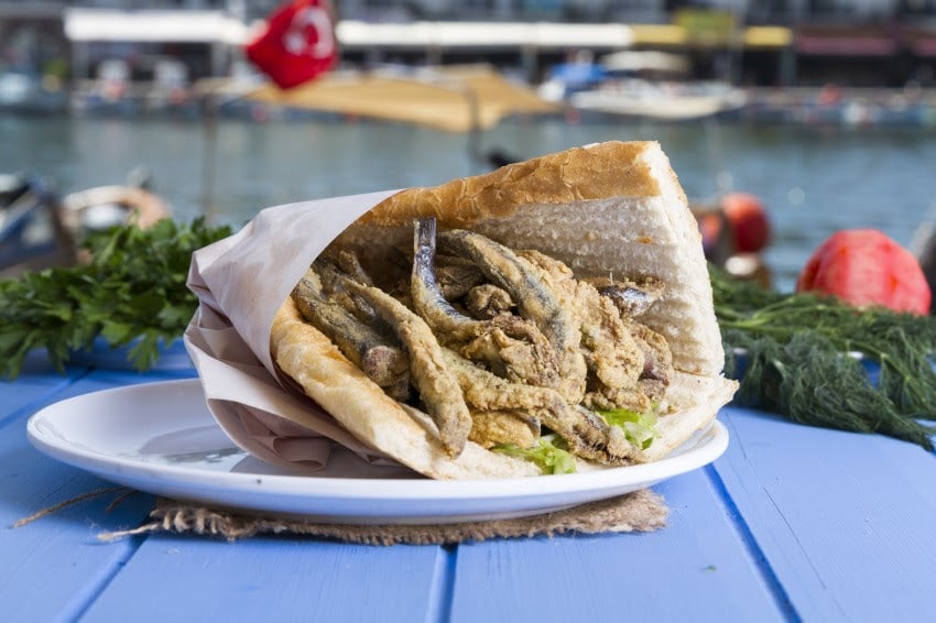 Lekkerste streetfood van Turkije - verse vis sandwich